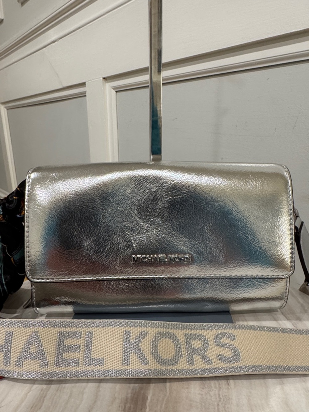 Michael Kors Jet Set Silver Metallic Leather Glitter Logo Strap Crossbody - Picture 4 of 17